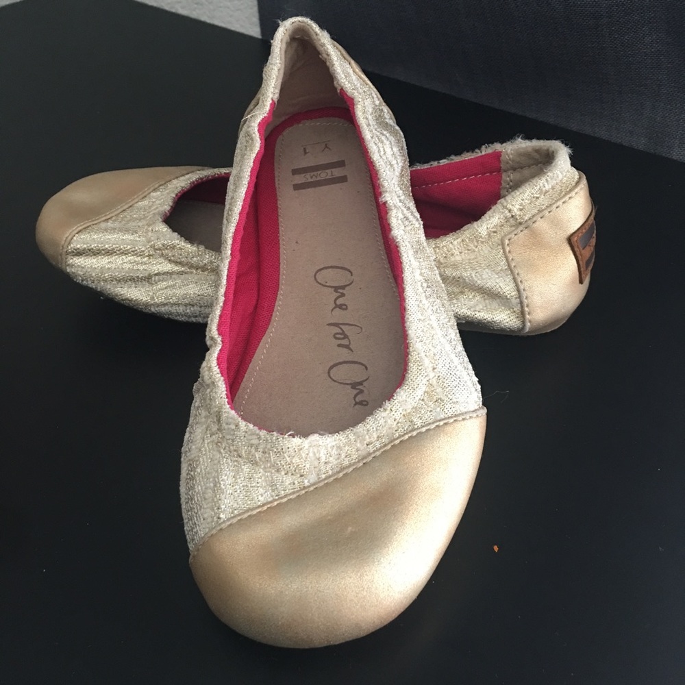 Toms Sz 1Y golden flats